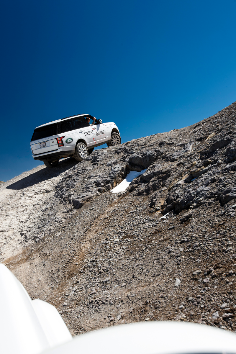 Illustration for article titled 25 Years Of Range Rovers Conquer Colorado In An Awesome Off-Road Reunion